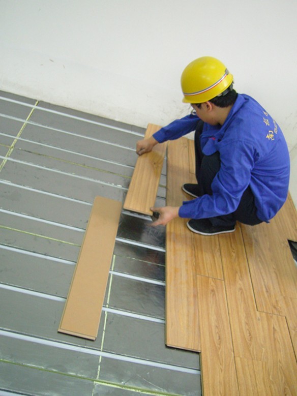 第六步：铺设地暖专用地板